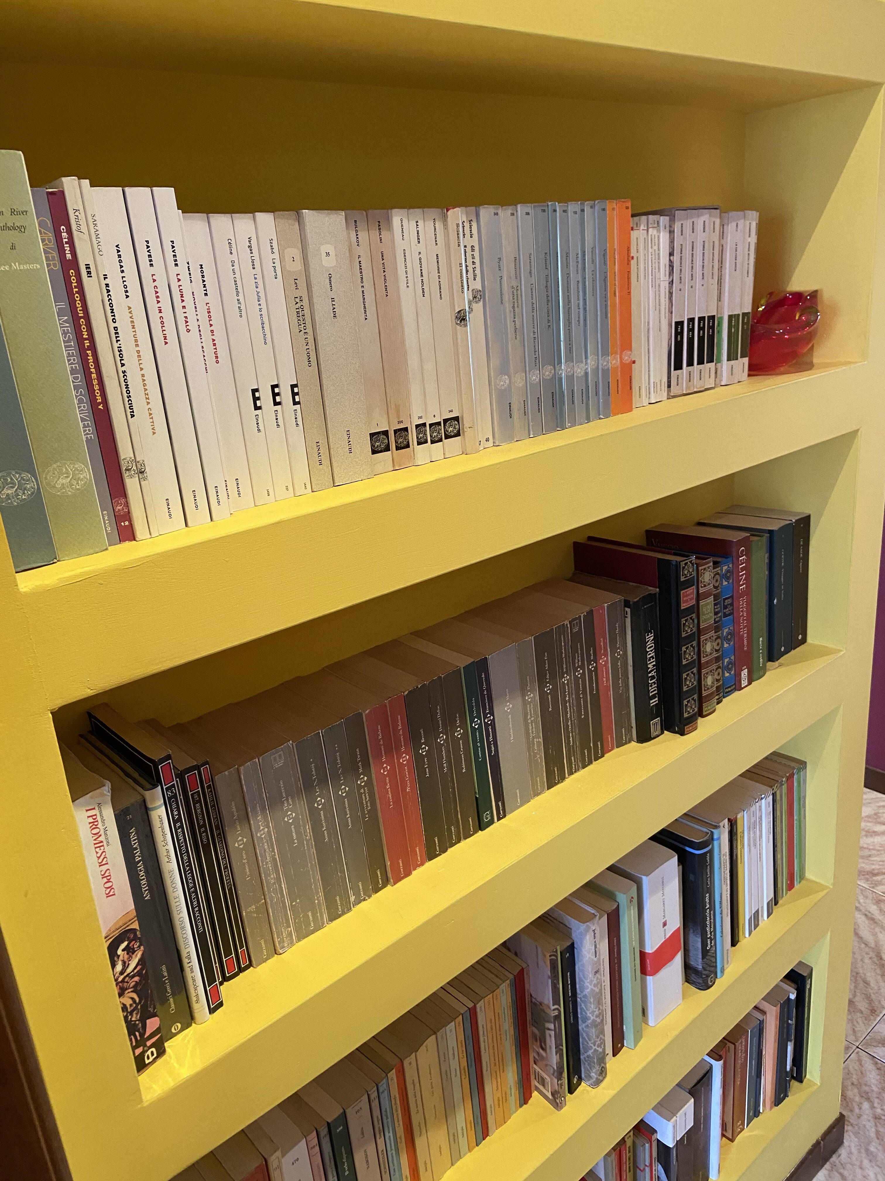 Una delle librerie di casa, ordinate a caso