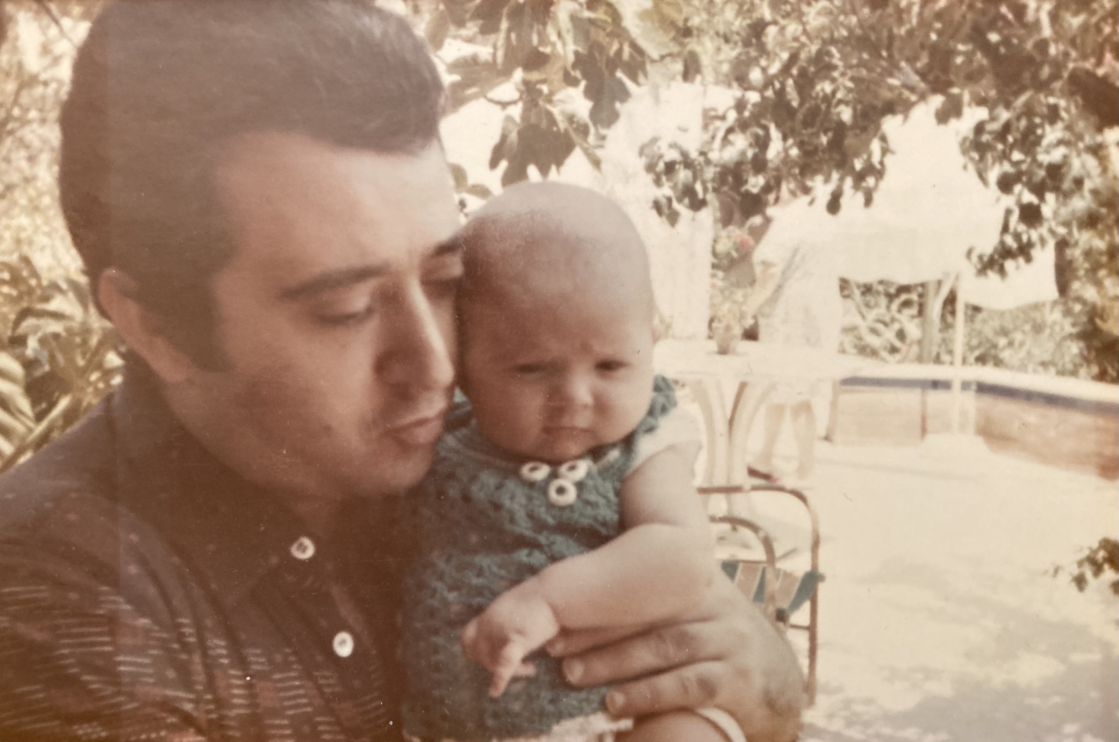 Io all’età di 3 mesi e il mio papà, nel 1975 a Mondello (Palermo).