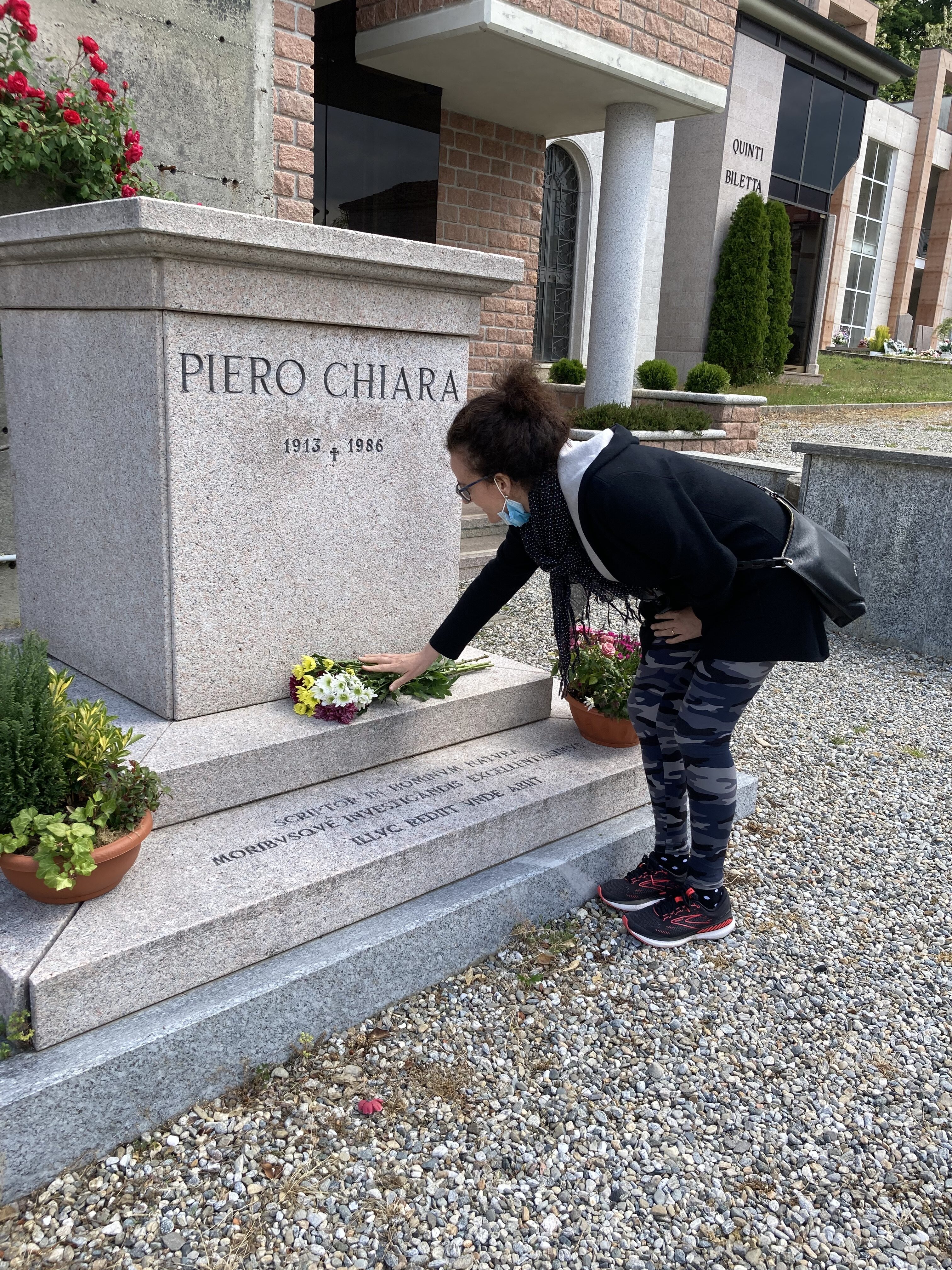 Fiorellini sulla tomba di Piero Chiara a Luino